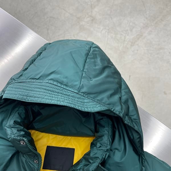 ギフトに最適プラダ スーパーコピー Re Nylon ダウンジャケット pug95229